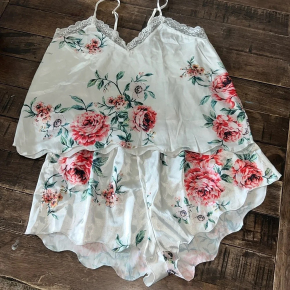 White Silky Sexy Floral Pajamas (Top & Bottom) Size Large - Picture 2 of 13